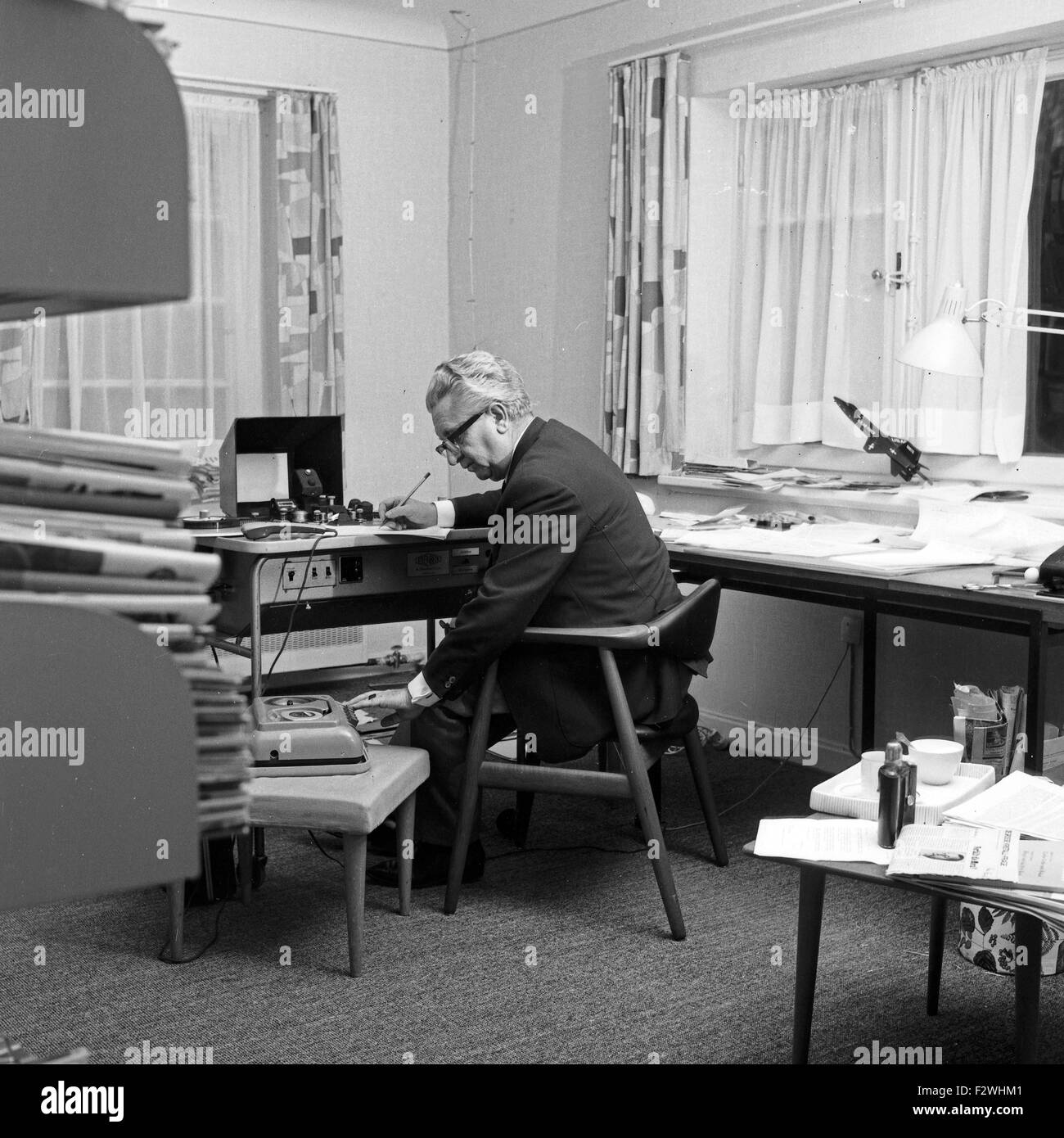 Deutscher TV Journalist Rüdiger Proske an seinem Schreibtisch, Deutschland 1960er Jahre. German TV journalist Ruediger Proske at his desk, Germany 1960s. Stock Photo