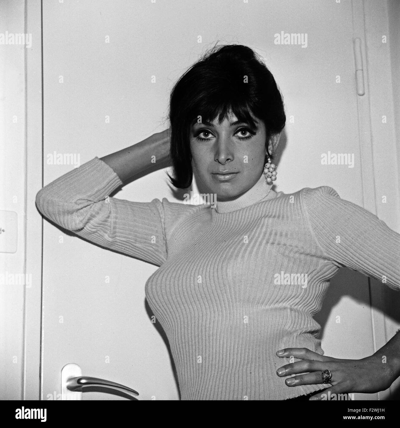 Deutsche Schauspielerin und Sängerin Dunja Rajter, Deutschland 1960er Jahre. German actress and singer Dunja Rajter, Germany 1960s. Stock Photo