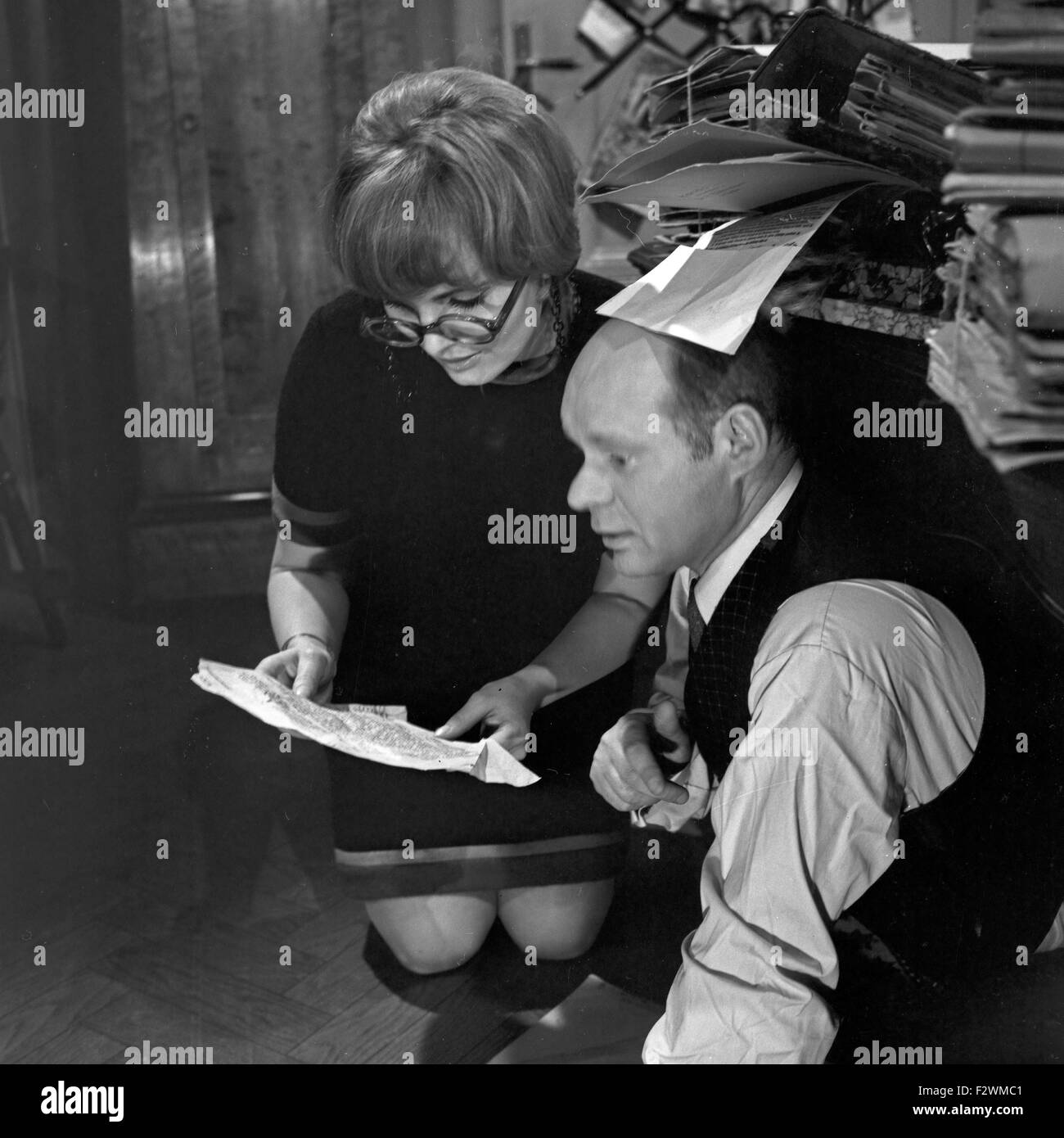 Ein Fall für Titus Bunge, Krimiserie, Deutschland 1967, Regie: Günter Gräwert, Darsteller: Ruth Maria Kubitschek, Ralf Wolter Stock Photo