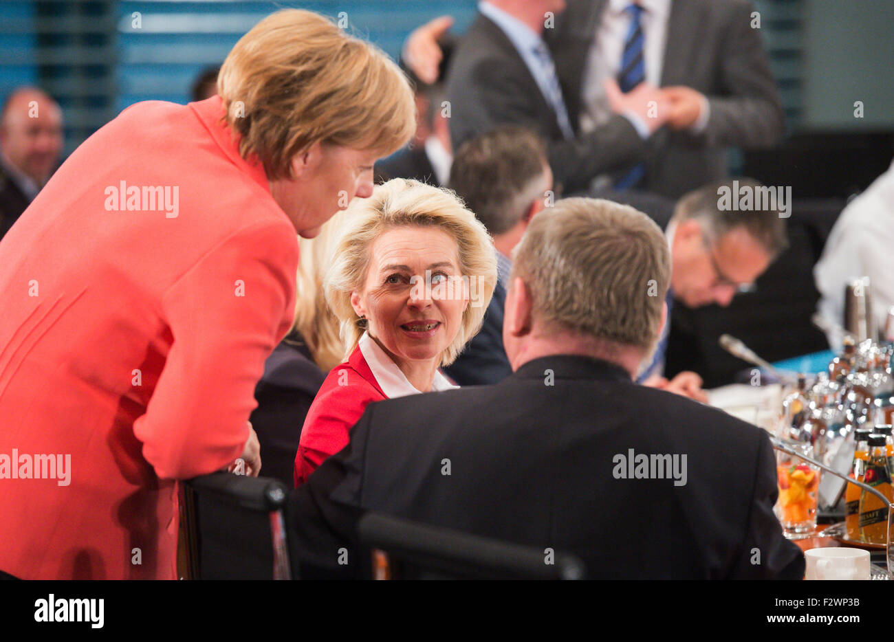 Berlin, Germany. 24th Sep, 2015. German chancellor Angela Merkel (L-R) greets defence minister Ursula von der Leyen and health minister Hermann Groehe prior to the meeting of the German state premiers with chancellor Angela Merkel and the federal government on the asylum and refugee policy at the Federal Chancellery in Berlin, Germany, 24 September 2015. Photo: BERND VON JUTRCZENKA/dpa/Alamy Live News Stock Photo