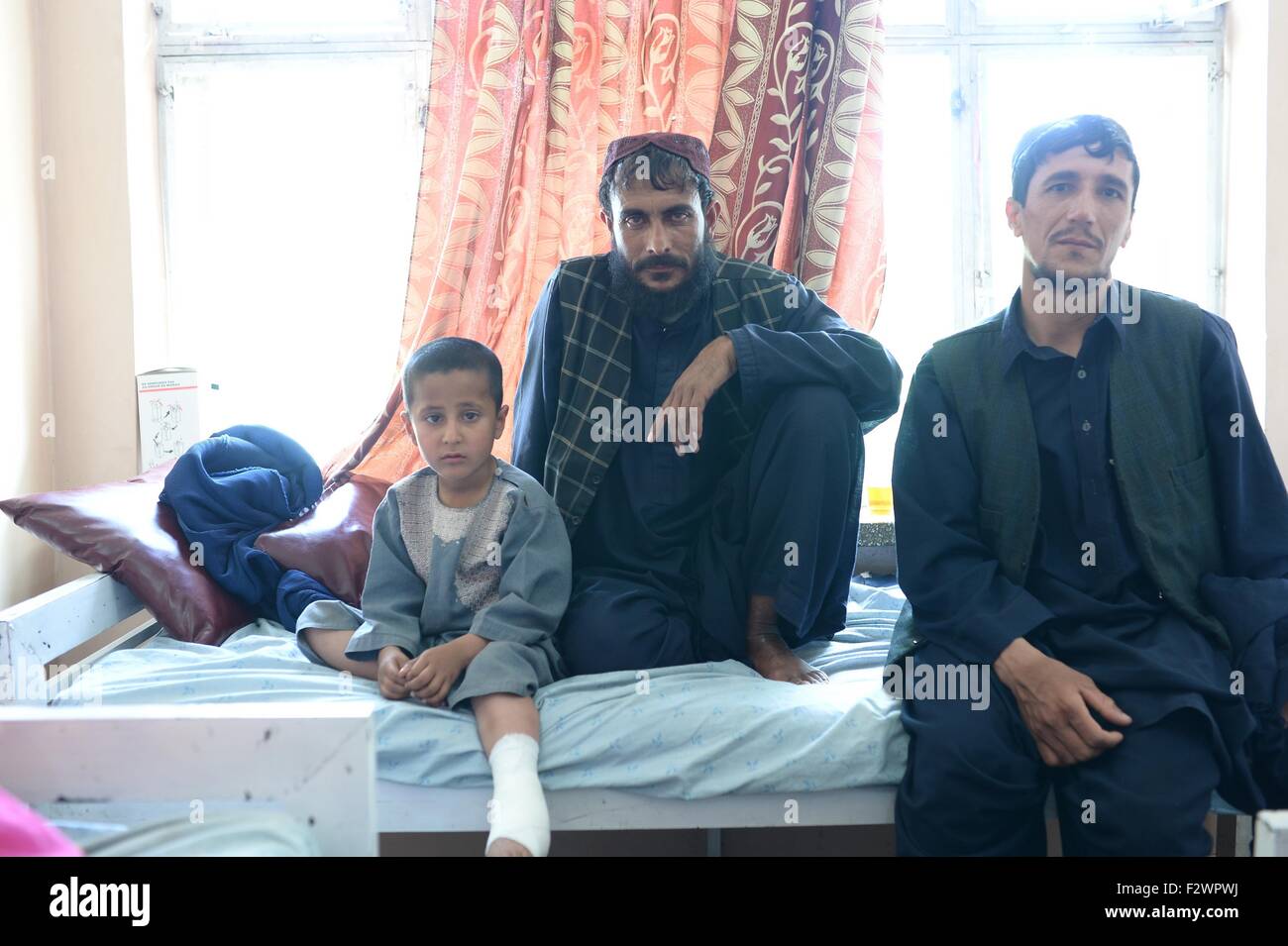 Kabul, Afghanistan. 06th Aug, 2015. Farmer Ahmad Zai (C), his younger brother and another family member at the Mirwais hospital in Kabul, Afghanistan, 06 August 2015. The boy was hit in the leg during a skirmish. Around 250,000 people received medical treatment at Mirwais hospital in 2014. Photo: Subel Bhandari/dpa/Alamy Live News Stock Photo