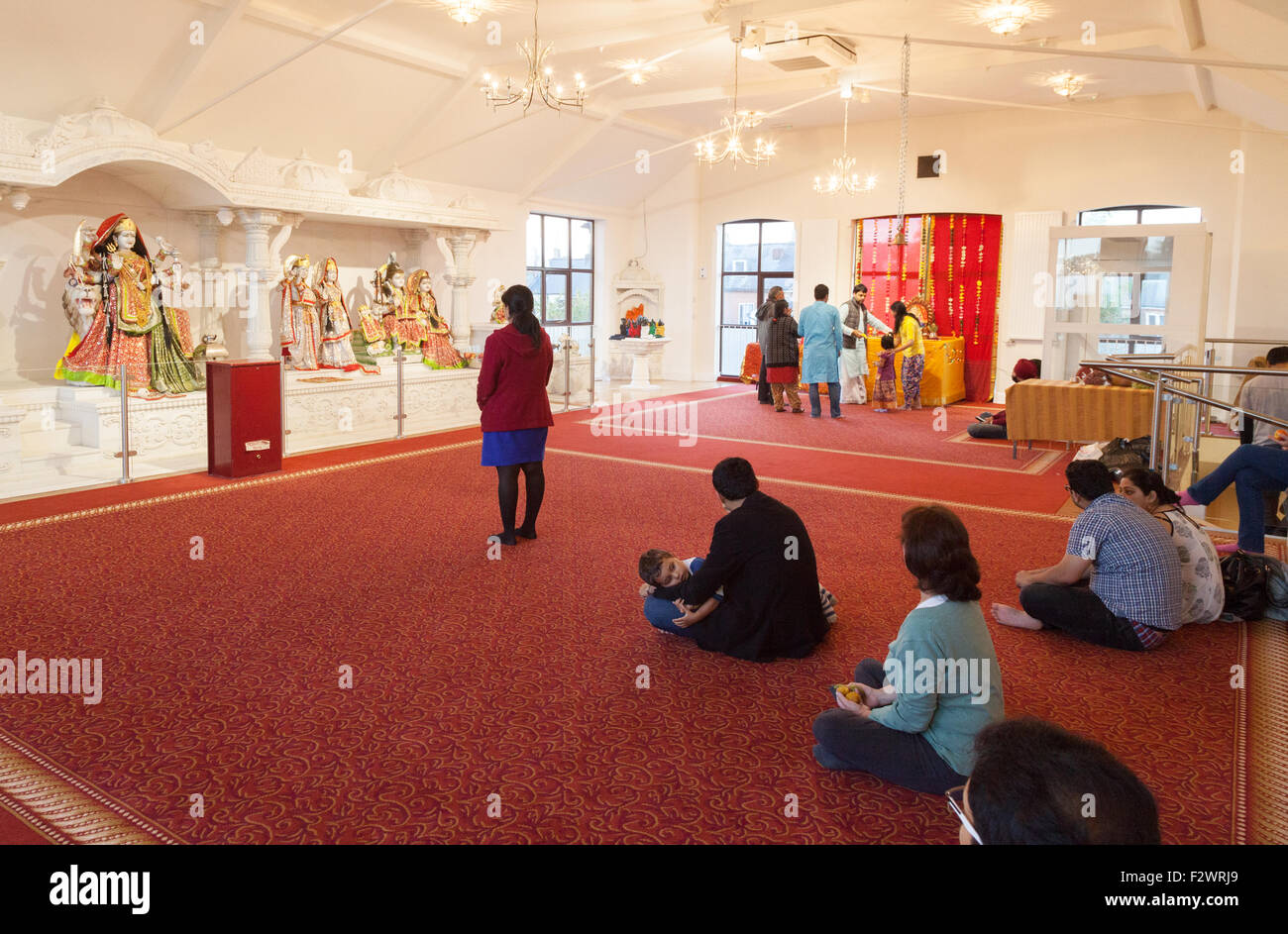 Hindu worshippers in the Reading Hindu Temple, Reading, Berkshire England UK Stock Photo