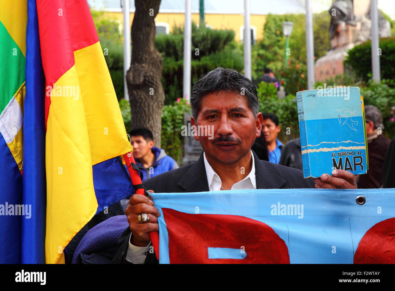 La Paz, Bolivia, 24th September 2015. A man holds a book titled 'The Right to the Sea' / 'El Derecho al Mar' by Jorge Escobari Cusicanqui while awaiting the verdict of the International Court of Justice in The Hague. Bolivia asked the ICJ in 2013 to demand that Chile negotiated access to the Pacific Ocean for Bolivia (Bolivia lost its coast to Chile during the War of the Pacific (1879-1884)). Chile raised an objection that the case wasn't within the ICJ's jurisdiction. The ICJ ruled (by 14 votes to 2) that it did have jurisdiction to hear the case. Credit:  James Brunker / Alamy Live N Stock Photo