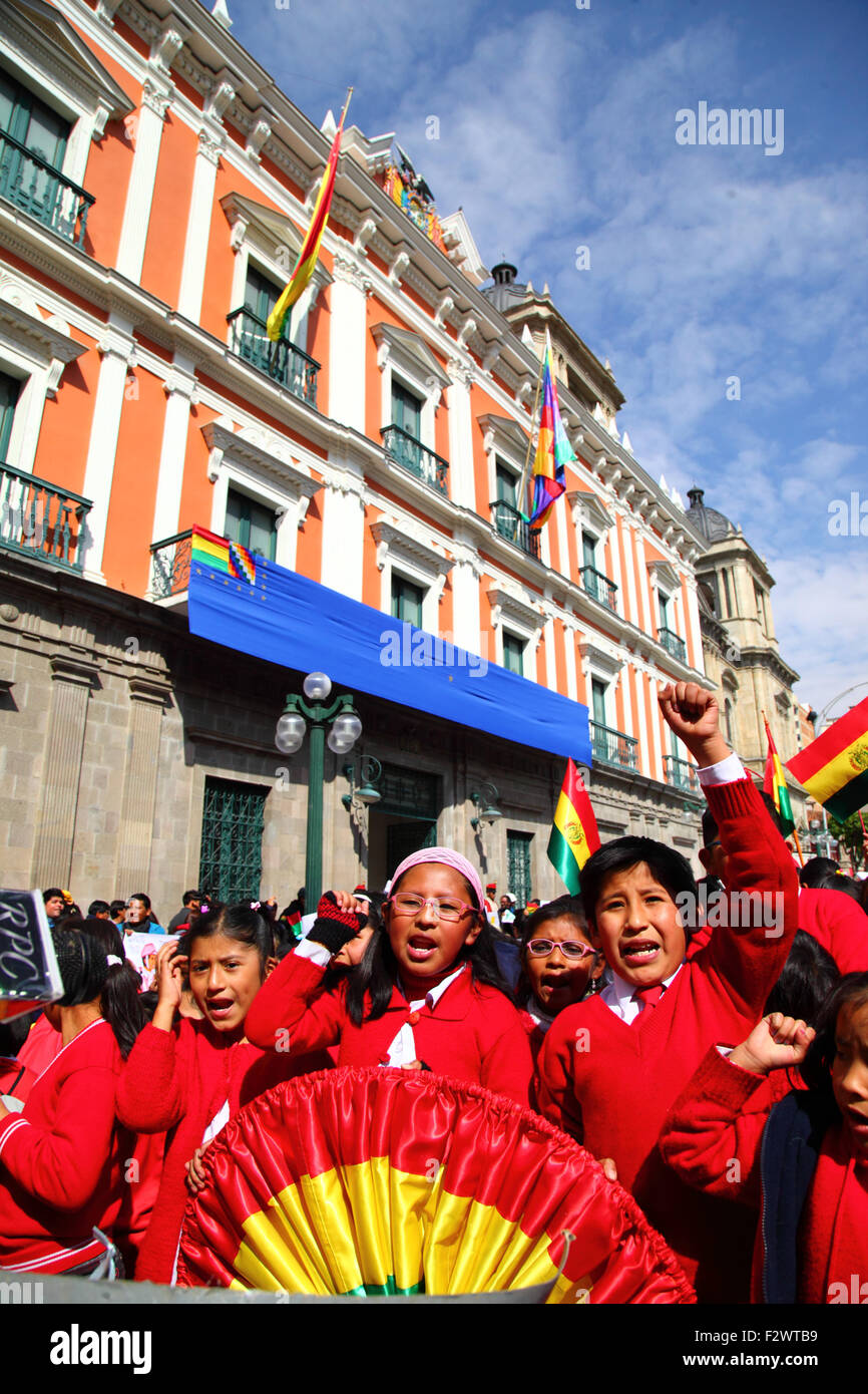 La Paz, Bolivia, 24th September 2015. Schoolchildren in front of the presidential palace celebrate the verdict of the International Court of Justice in The Hague that it did have jurisdiction to judge Bolivia's case against Chile. Bolivia asked the ICJ in 2013 to demand that Chile negotiated access to the Pacific Ocean for Bolivia (Bolivia lost its coastal province to Chile during the War of the Pacific (1879-1884)). Chile raised an objection that the case wasn't within the ICJ's jurisdiction. Credit:  James Brunker/Alamy Live News Stock Photo