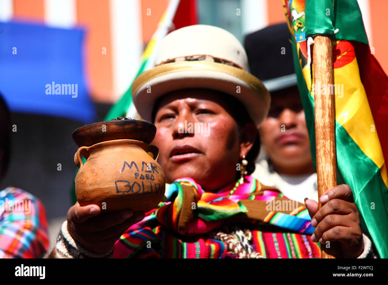La Paz, Bolivia, 24th September 2015. An Aymara shaman holds a ceramic incense burner with Mar Para Bolivia / Sea For Bolivia written on it at an event to celebrate the verdict of the International Court of Justice in The Hague that it did have jurisdiction to judge Bolivia's case against Chile. Bolivia asked the ICJ in 2013 to demand that Chile negotiated access to the Pacific Ocean for Bolivia (Bolivia lost its coastal province to Chile during the War of the Pacific (1879-1884)). Chile raised an objection that the case wasn't within the ICJ's jurisdiction. © James Brunker/Alamy Live Stock Photo