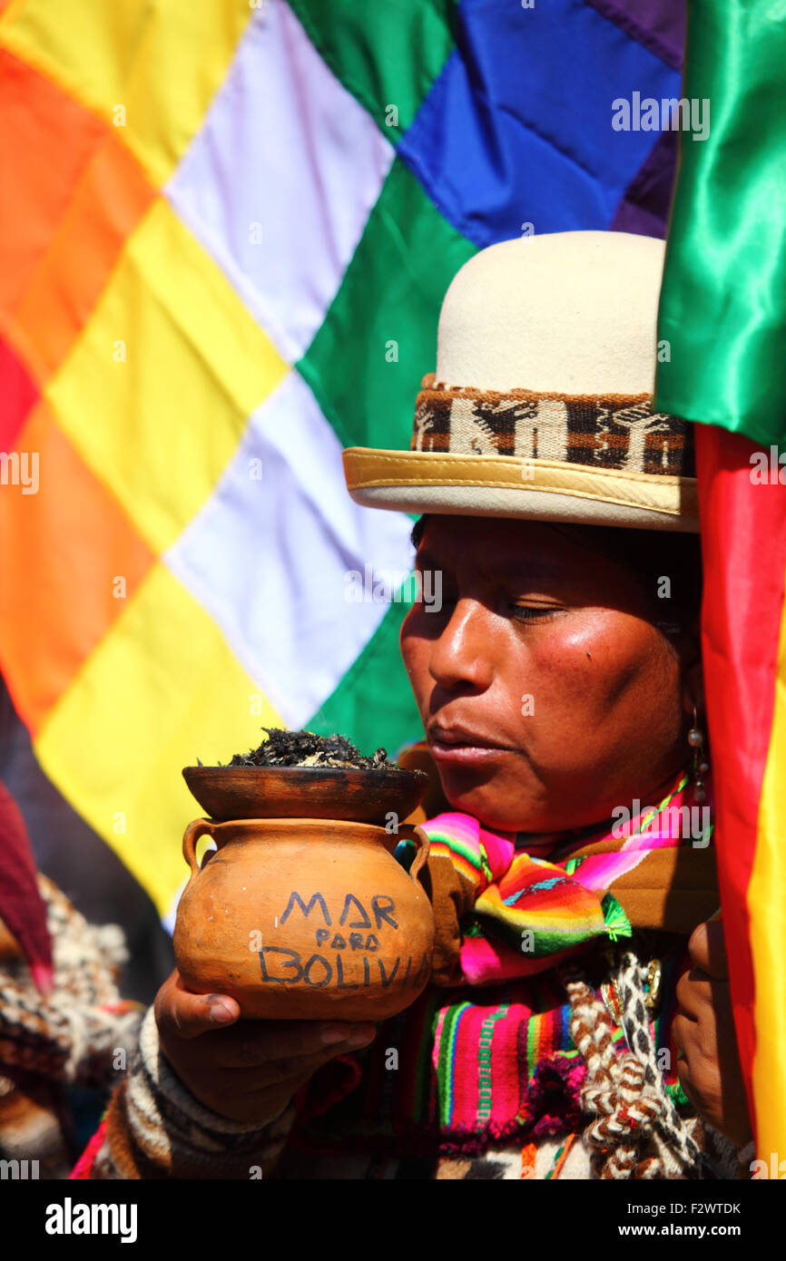 La Paz, Bolivia, 24th September 2015. An Aymara shaman holds a ceramic incense burner with Mar Para Bolivia / Sea For Bolivia written on it at an event to celebrate the verdict of the International Court of Justice in The Hague that it did have jurisdiction to judge Bolivia's case against Chile. Bolivia asked the ICJ in 2013 to demand that Chile negotiated access to the Pacific Ocean for Bolivia (Bolivia lost its coastal province to Chile during the War of the Pacific (1879-1884)). Chile raised an objection that the case wasn't within the ICJ's jurisdiction. © James Brunker/Alamy Live Stock Photo