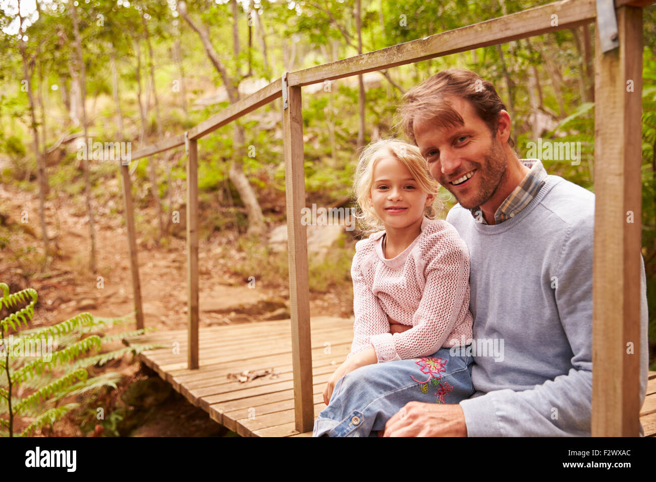 Dad young daughter. Отец и дочка в походе. Отец и юная дочка реальное фото.