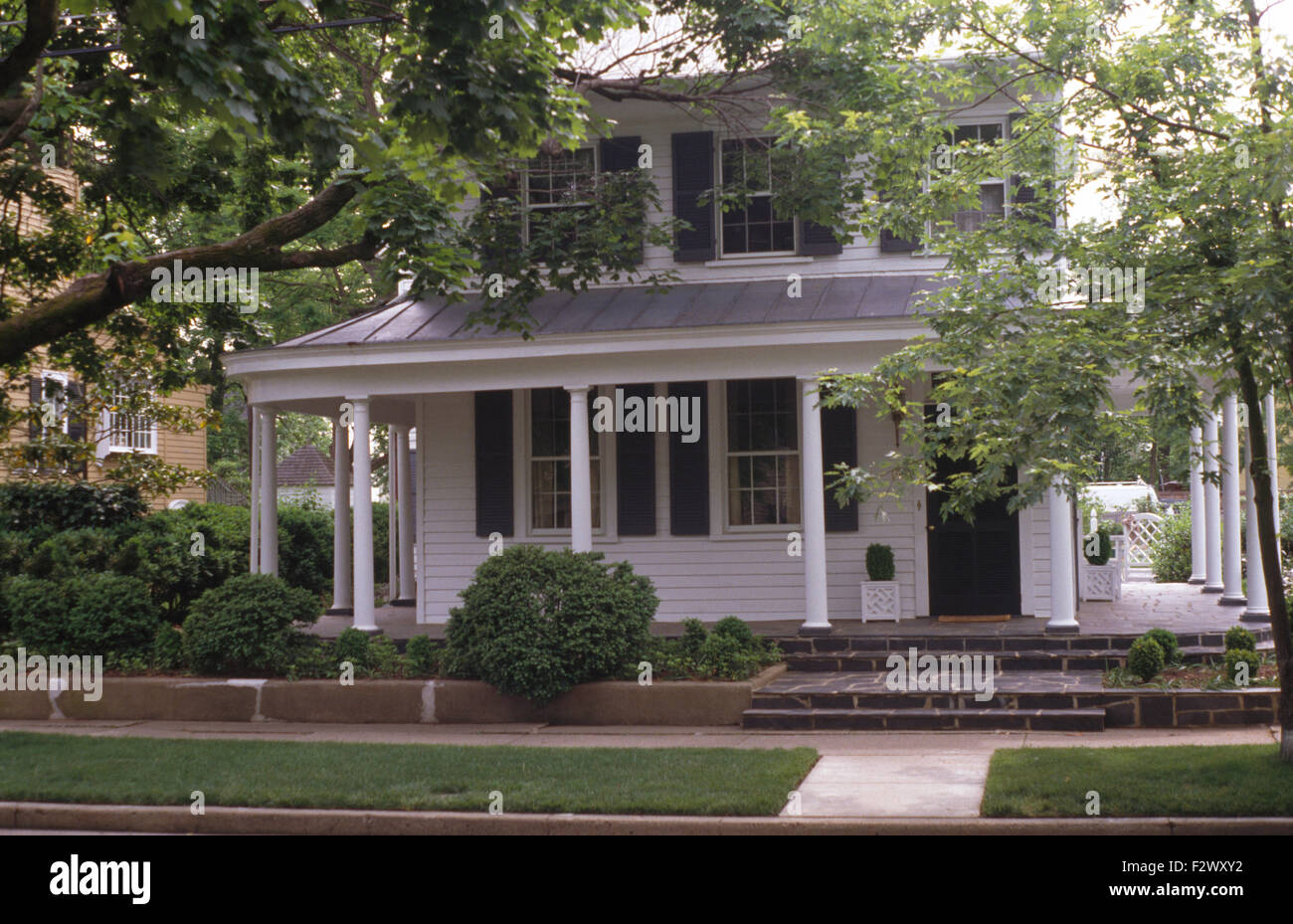 White clapboard colonial house hires stock photography and images Alamy