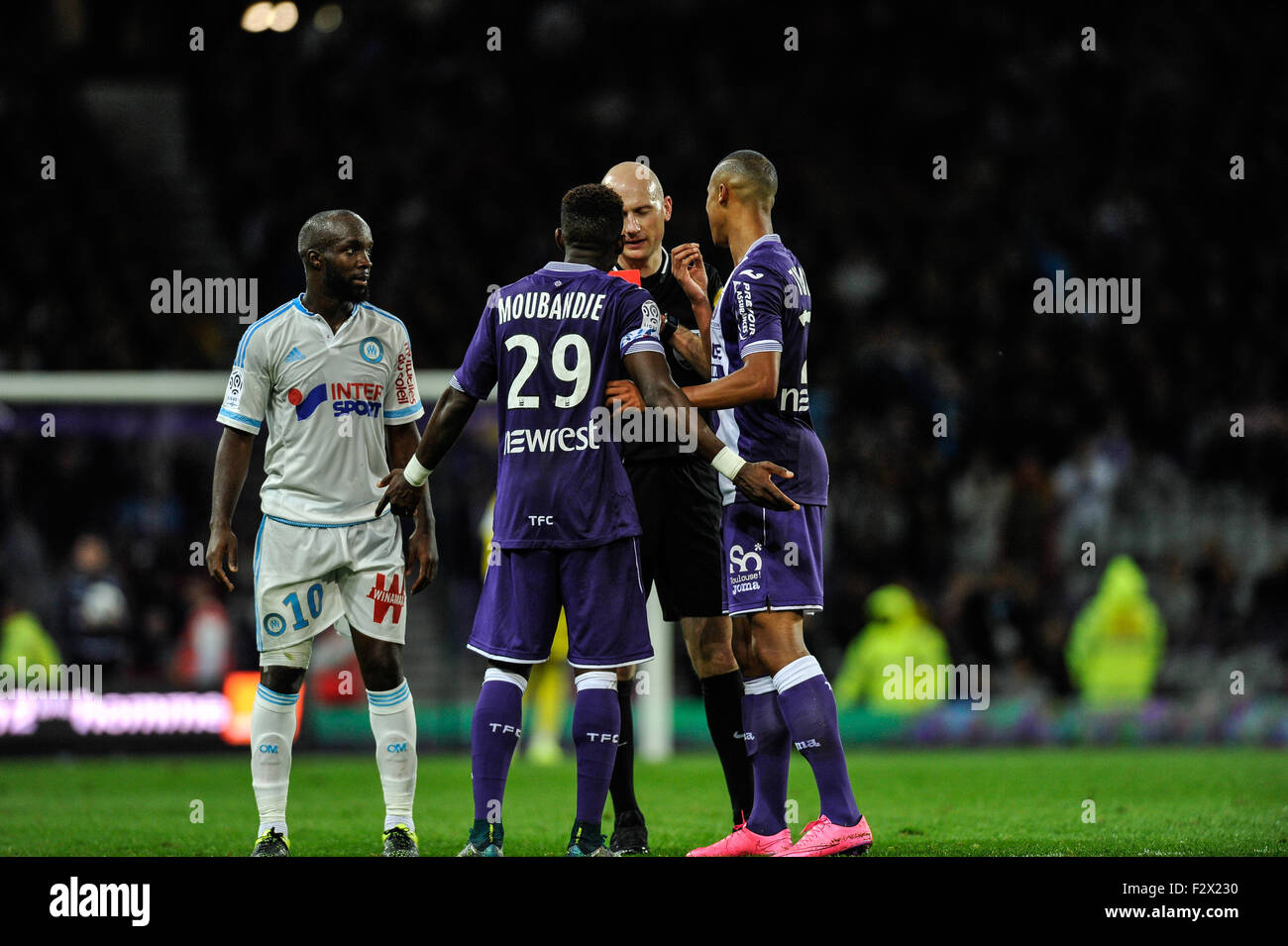 Toulouse, France. 23rd Sep, 2015. French League 1 football. Toulouse versus  Marseille. Referee shows the red card to Jacques Moubandje (tfc) © Action  Plus Sports/Alamy Live News Stock Photo - Alamy