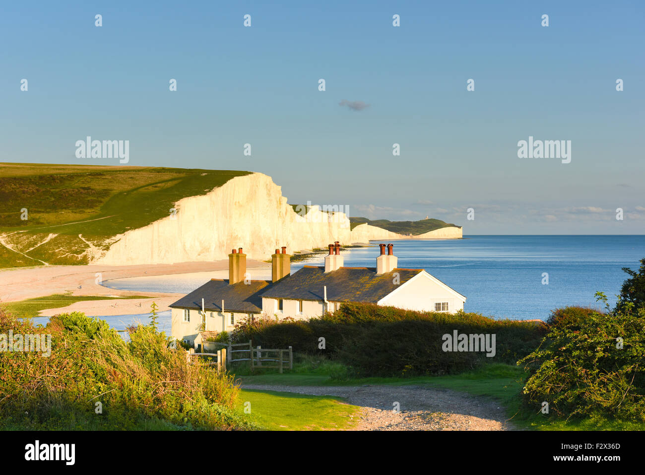 Coastguard cottages and Seven Sisters in the evening sun.  Near Seaford and Eastbourne in Sussex, Southern England, UK Stock Photo