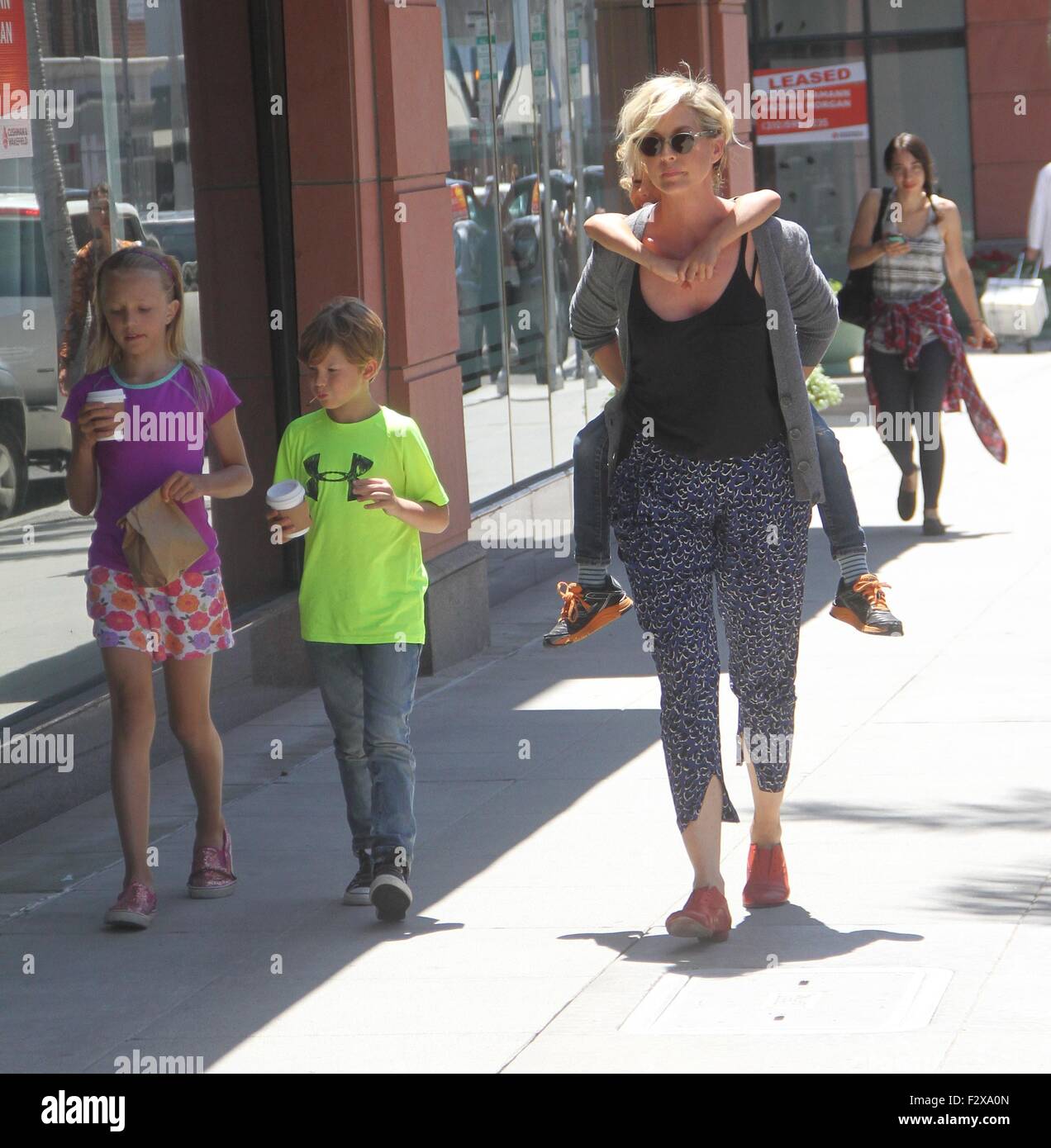 Jenna Elfman out and about with her children in Beverly Hills Featuring ...