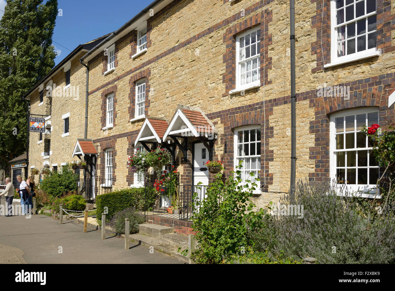 Canalside cottages and The Canal Museum on Grand Union Canal, Stoke Bruerne, Northamptonshire, England, United Kingdom Stock Photo