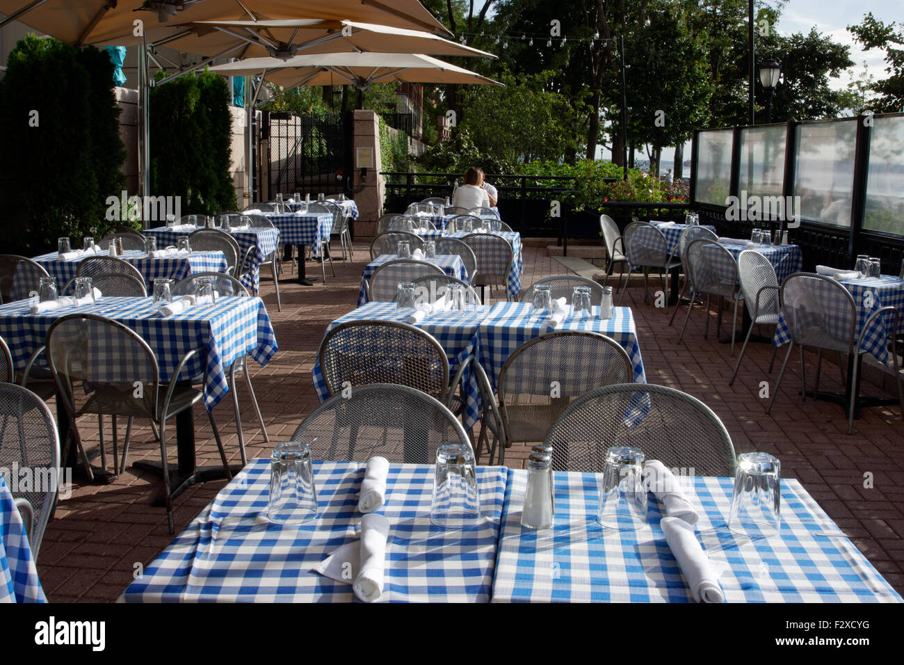 Outdoor dining on the southern terrace at Merchants River House, a restaurant in Battery Park City, Manhattan. Stock Photo