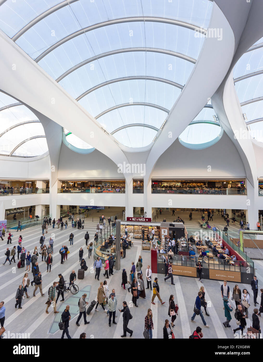 Birmingham, UK. 24th September, 2015. 24th September 2015. The opening day of Birmingham's Grand Central shopping center and the renovated New Street Station, Birmingham, West Midlands, England, UK Thousands of shoppers visit the new complex on it's opening day. Credit:  paul weston/Alamy Live News Stock Photo