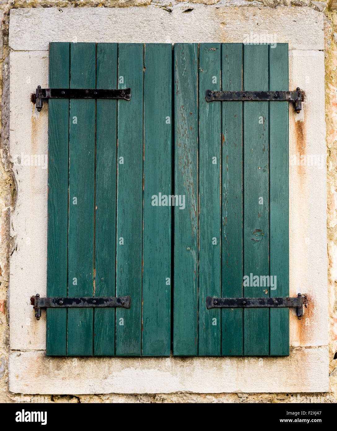 Green wooden window shutters hi-res stock photography and images - Alamy