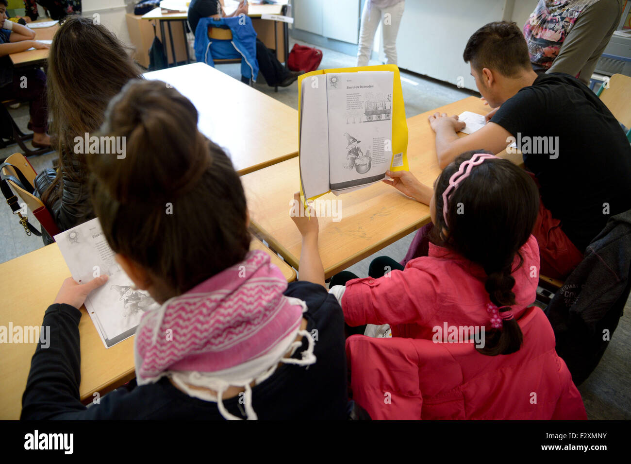 Adolescents attend a German-language class at Hauptschule Peter Ustinov (Peter Ustinov secondary school) in Hanover, Germany, 23 September 2015. Around 20,000 to 30,000 young refugees are expected to arrive in Germany without their parents this year. The child protective services of the respective city they arrive in are responsible for their care. Photo: Peter Steffen/dpa Stock Photo