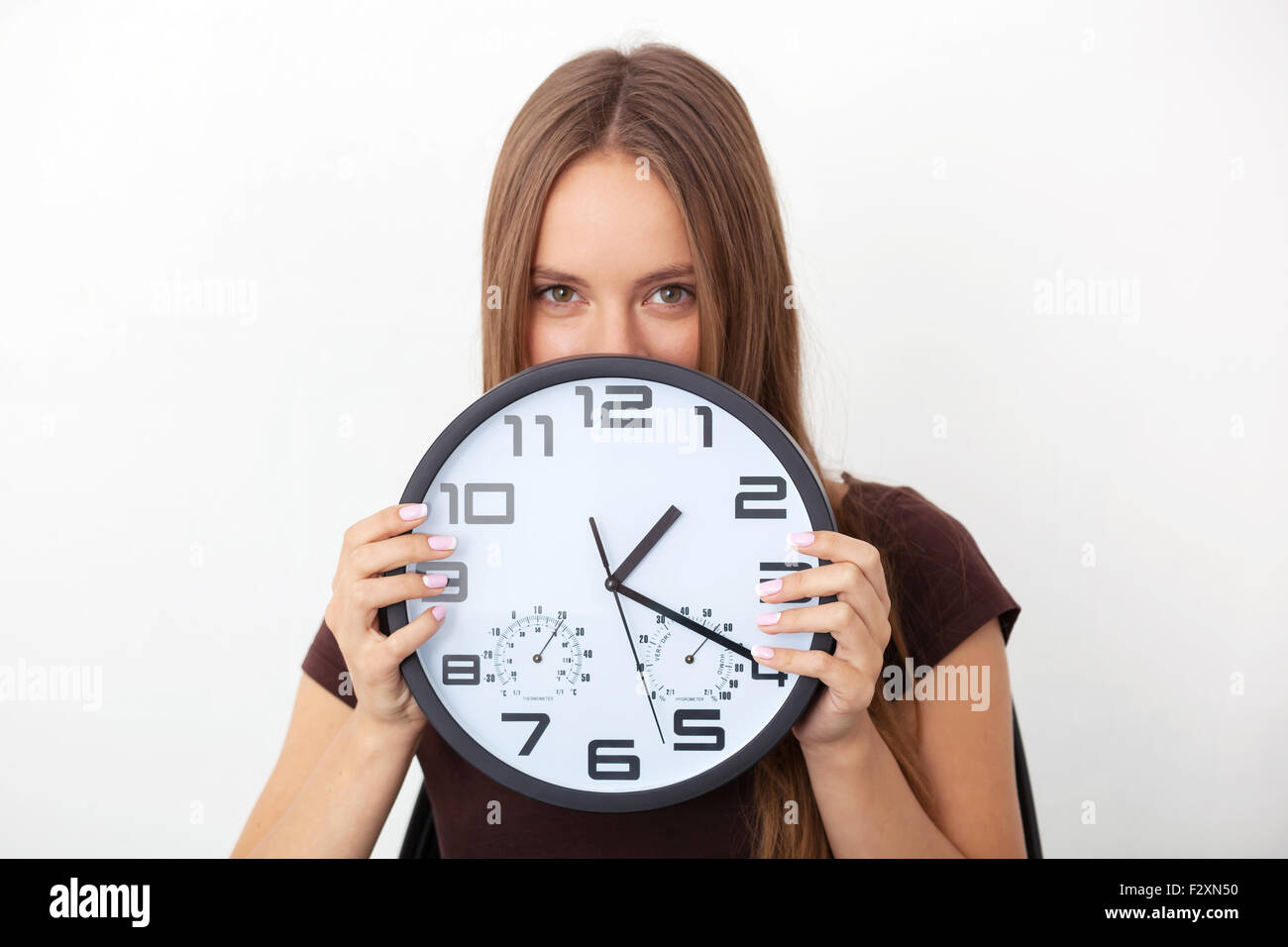 Женщина смотрит на часы. Красивая девушка смотрит на часы. Женщина с часами на белом фоне. Девочка с часами на белом фоне.