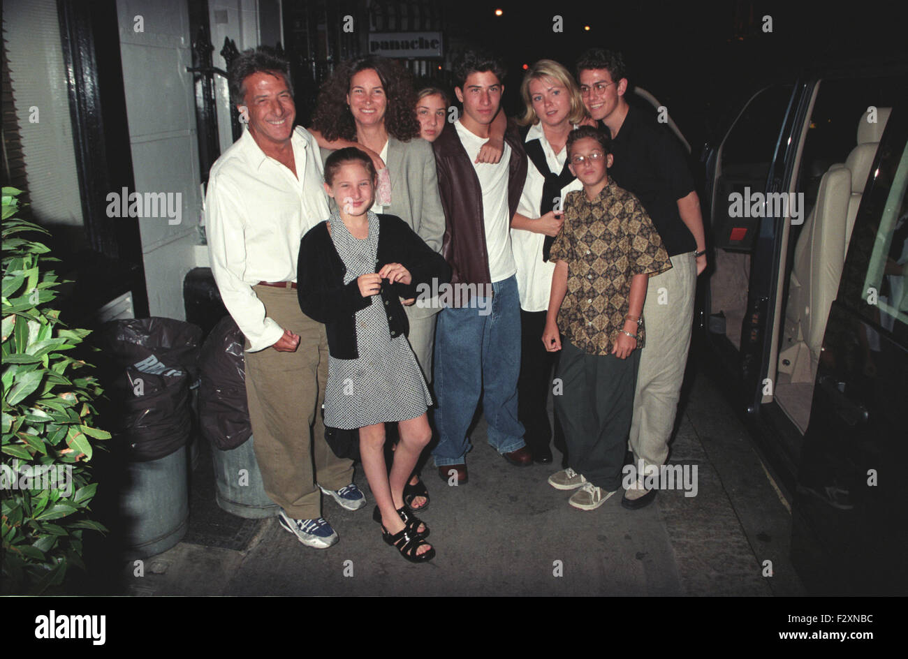 Dustin Hoffman and Family Knightsbridge 1998 (credit image© Jack Ludlam) Stock Photo