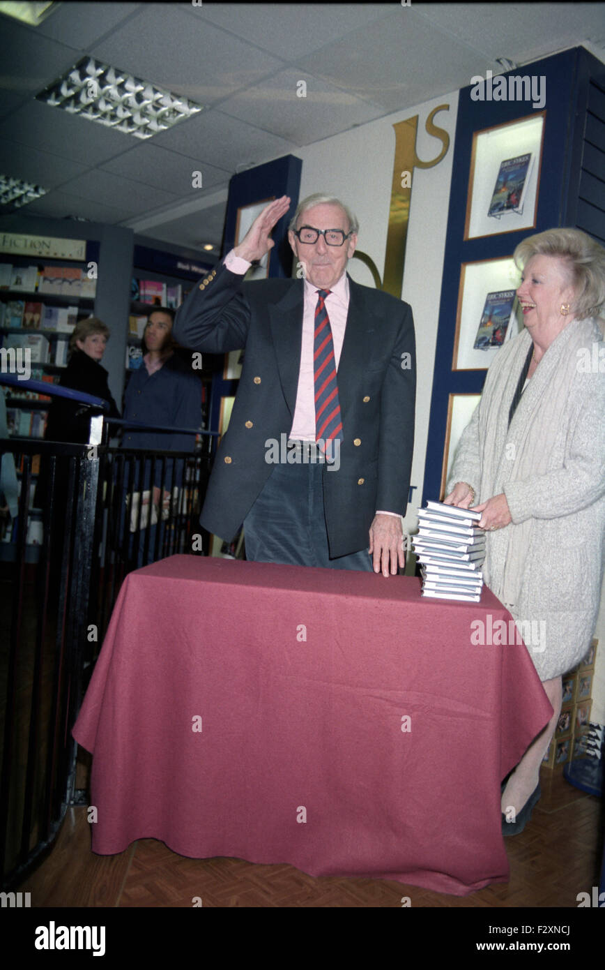 Eric Sykes, Book Signing 1996 London (credit image© Jack Ludlam) Stock Photo