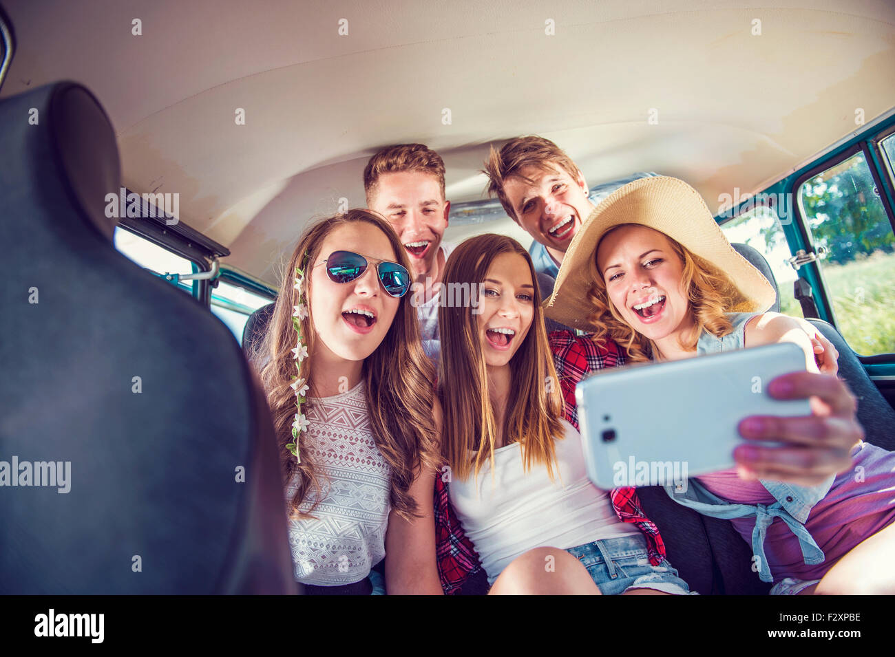 How to take a trip. Автобус для друзей. on a bus in a car. take a trip. pic about go on a road trip with friends.