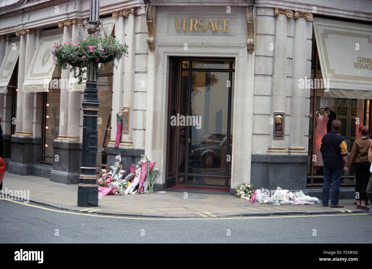 Inspiration icons  - Page 2 Flowers-outside-versace-bond-street-london-after-his-murder1997-F2XR5G