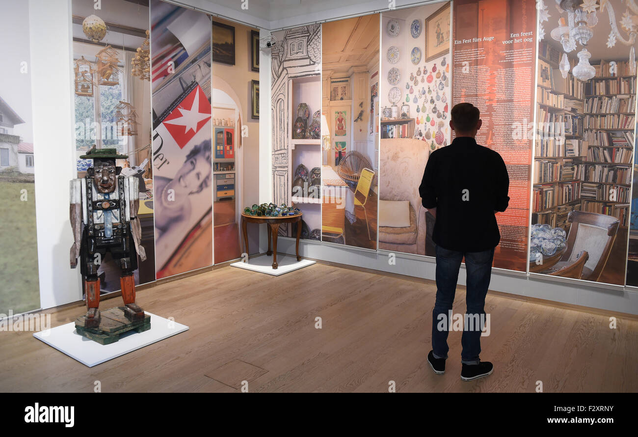 An employee looks at painting of the apartment furnishings of Lothar-Guenther Buchheim, in Emden, Germany, 25 September 2015. The exhibition 'Ein Fest fuers Auge - Buchheims Expressionisten' (A feast for the eye - Buchheim's expressionists) will run until 24 January 2016. Photo: CARMEN JASPERSEN/dpa Stock Photo