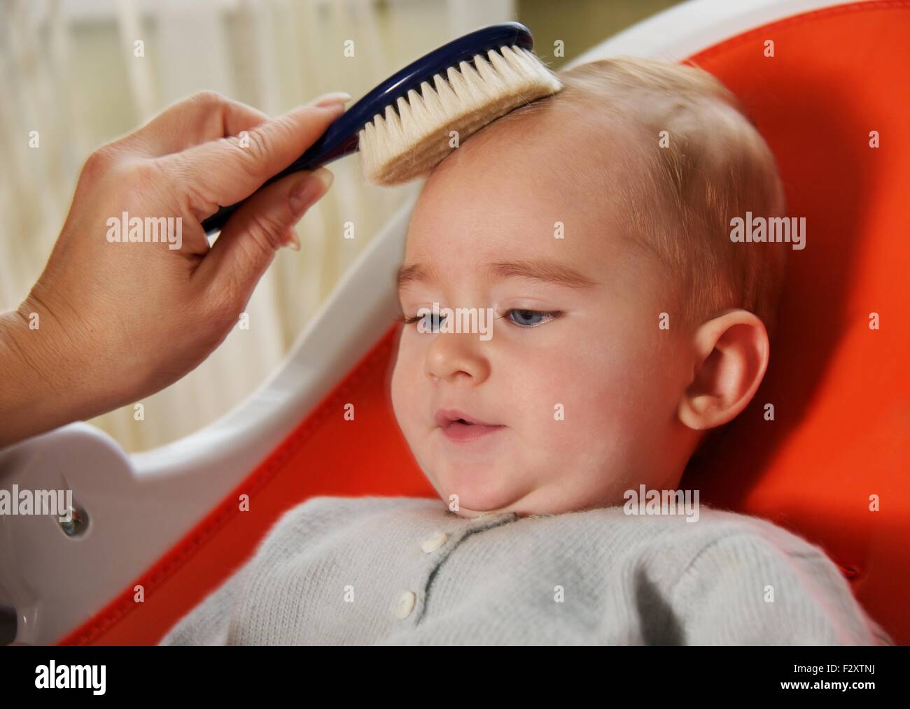 Не причесанный ребенок. Расчесывание дети. Расчесывание волос для детей. Малыш причесывается. Ребенок расчесывает волосы.