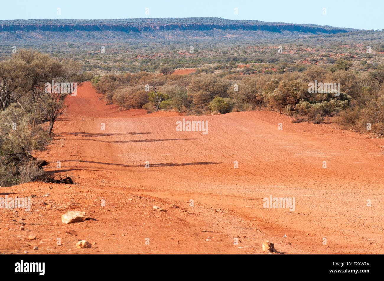 Mulga Park Road, a lonely outback route south of Curtin Springs, Central Australia Stock Photo