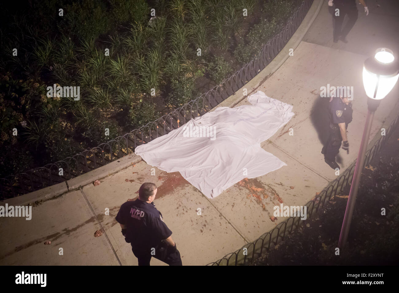 Graphic material: NYPD officers investigate the aftermath of a suicide by jumping off a building in New York on Saturday, September 19, 2015. (© Richard B. Levine) Stock Photo