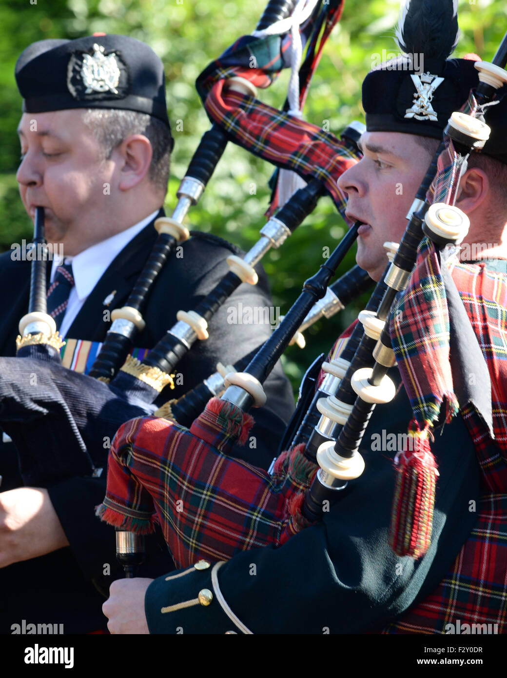 Swinton, UK. 25th Sep, 2015. Ex KOSB Kevin Turnbull of Selkirk plays alongside Corporal Ewan Jardine of the Royal Scottish Borderers.  The Laying of the Commerative VC Stone in the small Scottish Border village of Swinton to mark the 100th Anniversary of the award of the Victoria Cross to Piper Daniel Laidlaw for his actions whilst serving with the 7th Battalion of the King's Own Scottish Borderers.   Daniel Logan Laidlaw was born at Little Swinton, Berwickshire on 26 July 1875 and joined the Army in 1896. Stock Photo