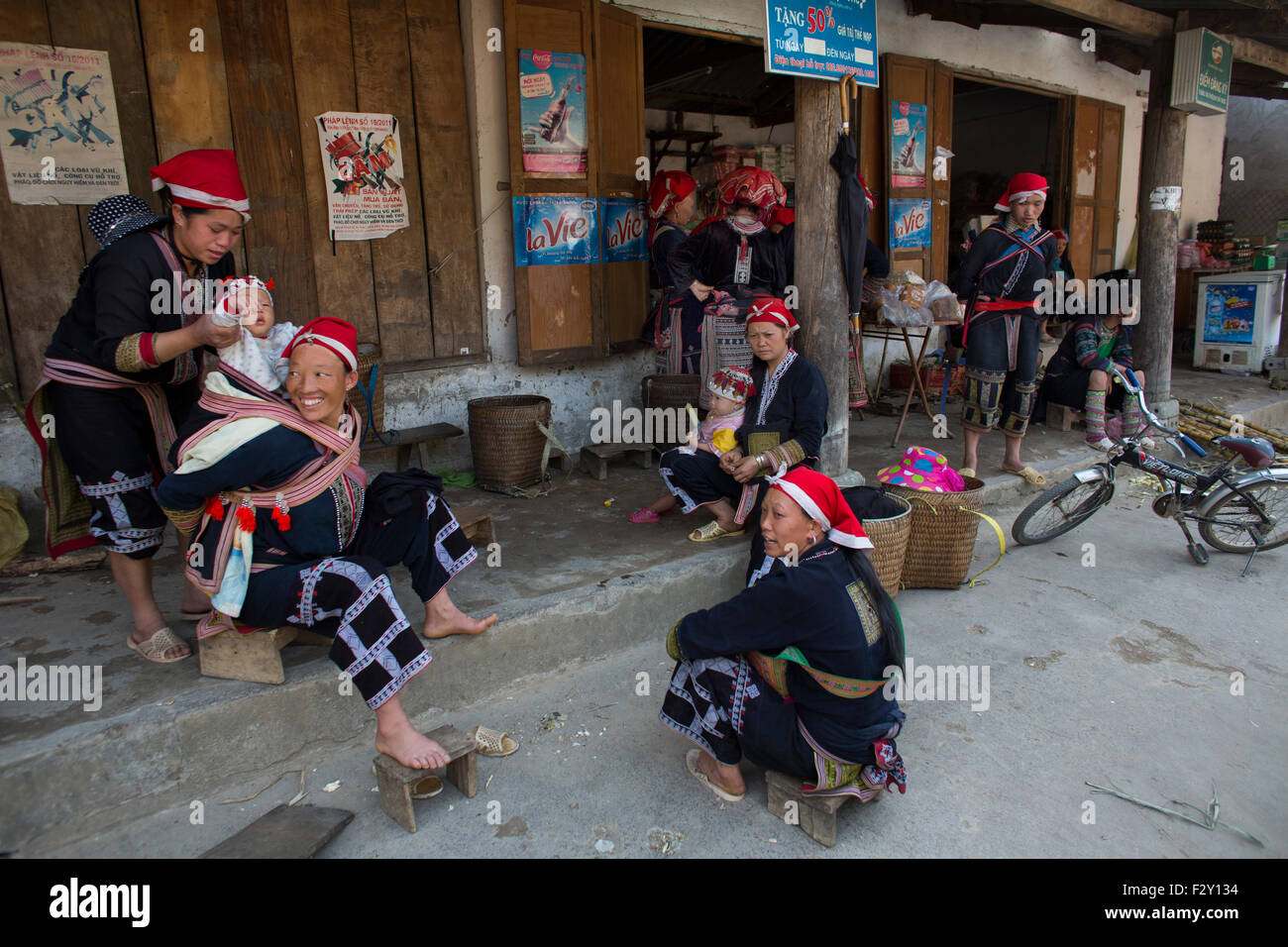 Vietnam hill tribe dao hi-res stock photography and images - Alamy
