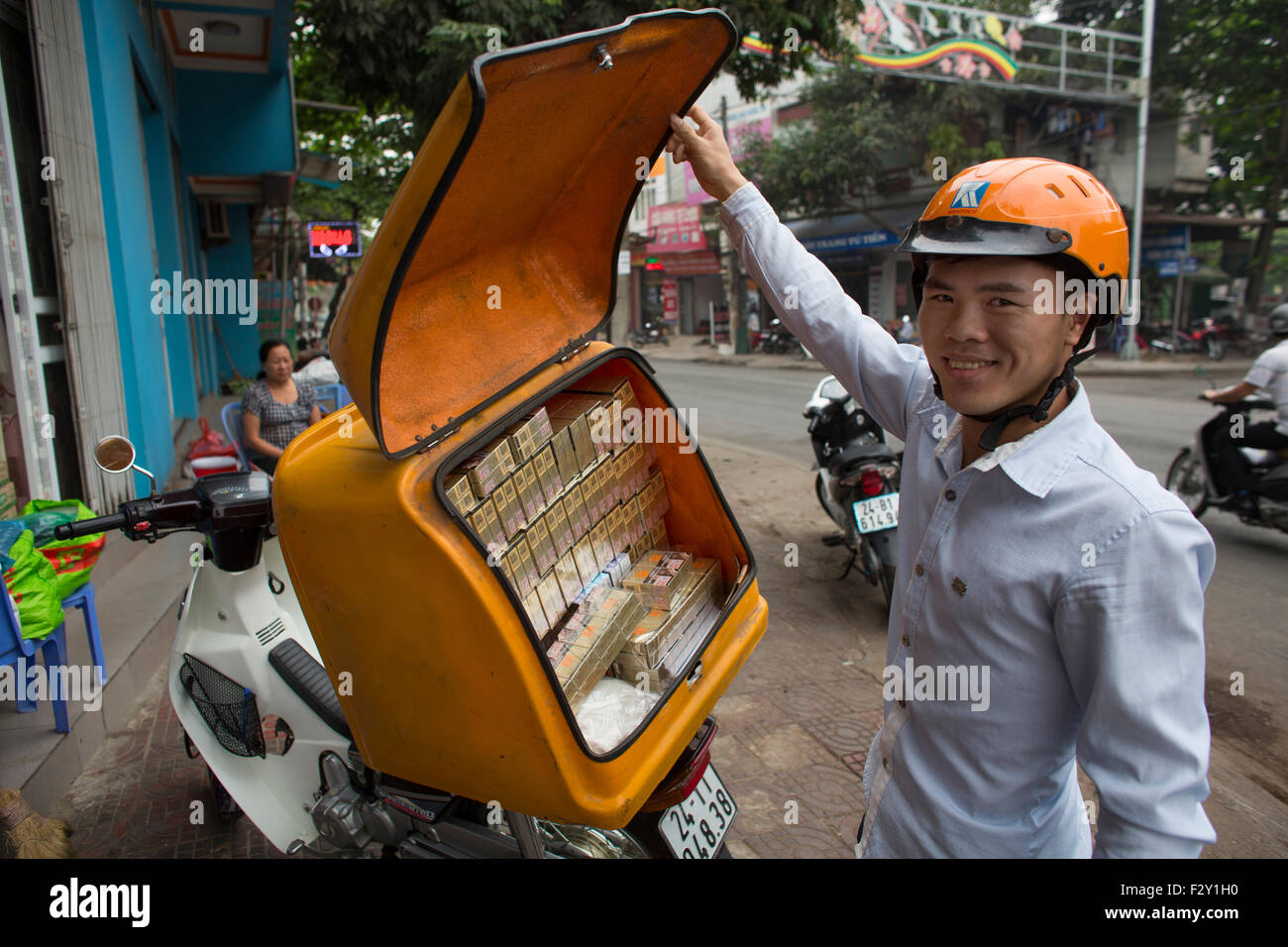 cigarette vendor in Vietnam Stock Photo