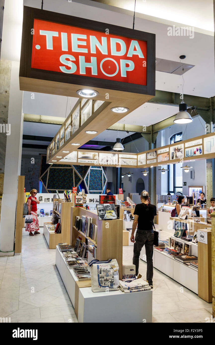 Souvenirs on sale at souvenir shop, Madrid, Spain. Fotografía de noticias -  Getty Images