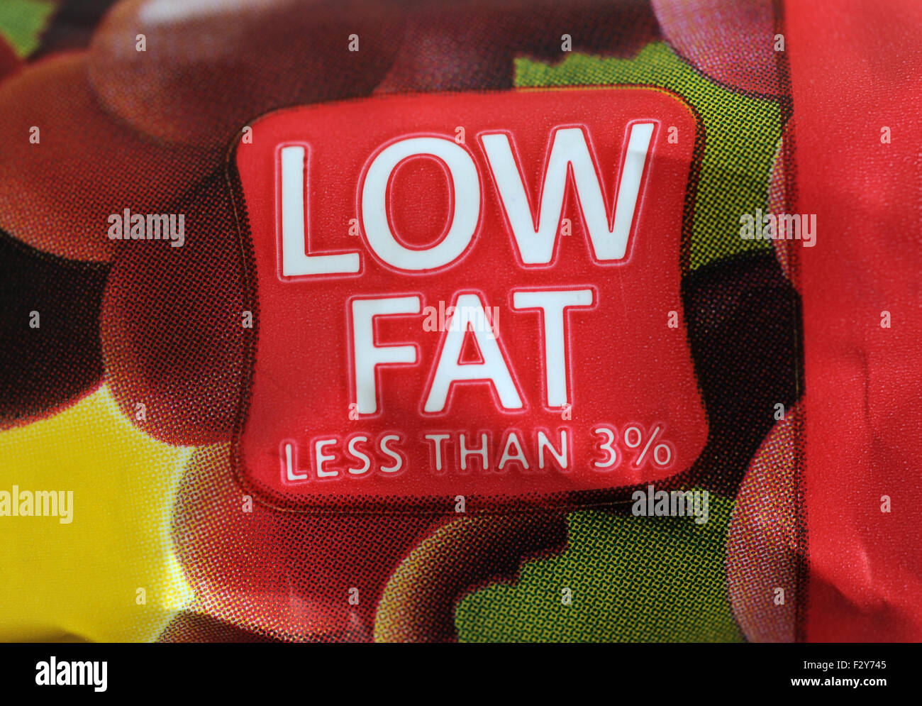 LOW FAT SIGN PRINTED ON FOOD PACKET RE HEALTHY EATING LABEL LABELING TRAFFIC LIGHT SYSTEM OBESITY HEALTHY FOODS PACKAGING EAT UK Stock Photo