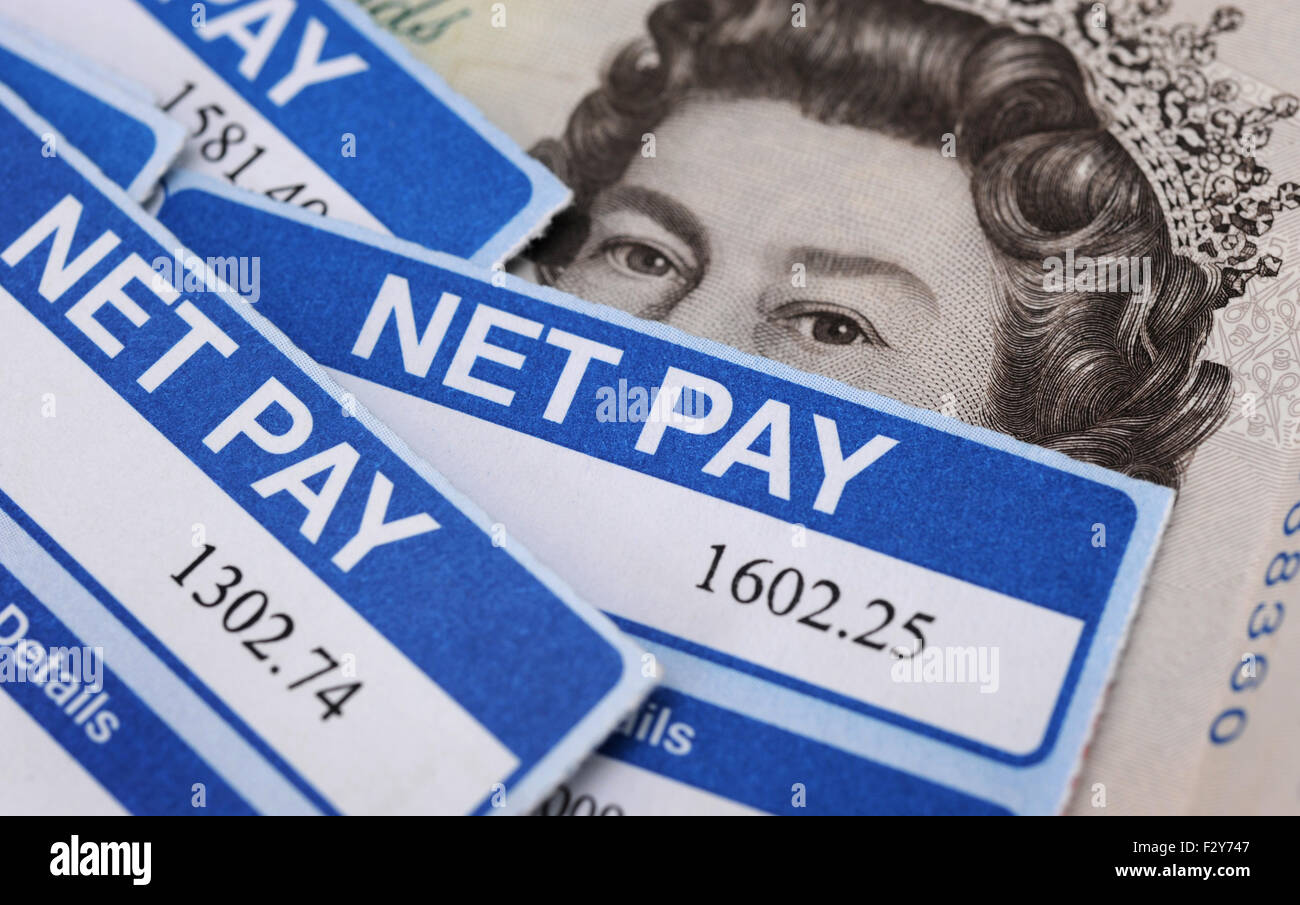 NET PAY PAYSLIPS WITH QUEENS HEAD RE HOME BUYERS BUYING HOUSING LADDER PROPERTY MARKET MORTGAGES INCOMES  CASH INTEREST RATES UK Stock Photo