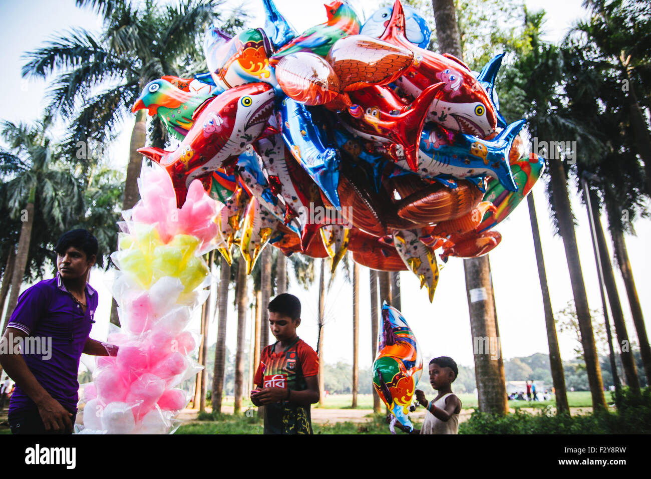 Dhaka, Bangladesh. 25th Sep, 2015. A young balloon vendor sells his