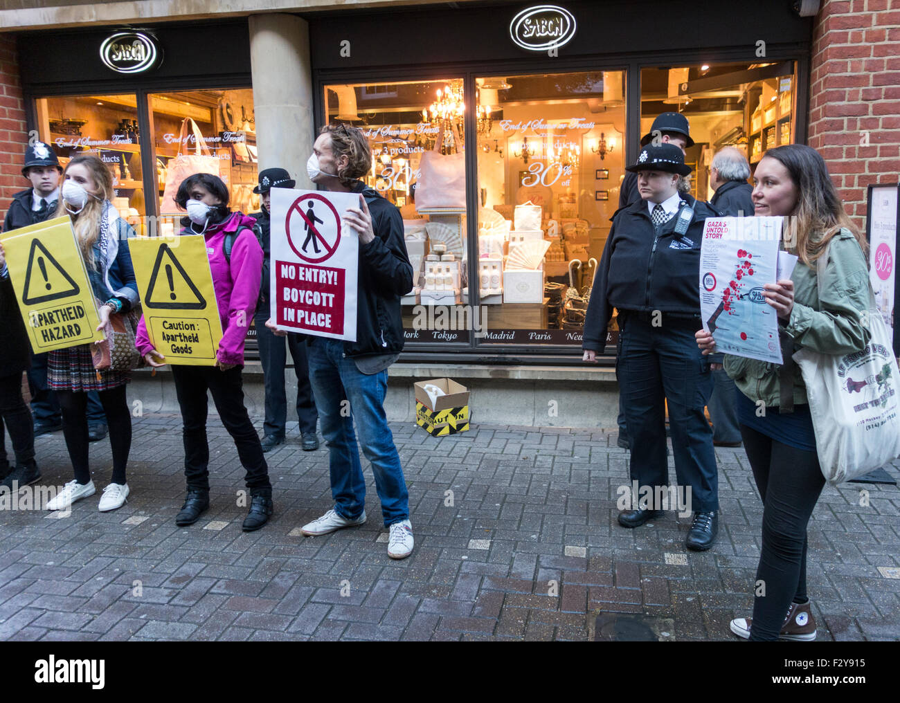 anti-Israeli protesters outside Sabon shop, Neal's Yard, Covent Garden, England, UK Stock Photo