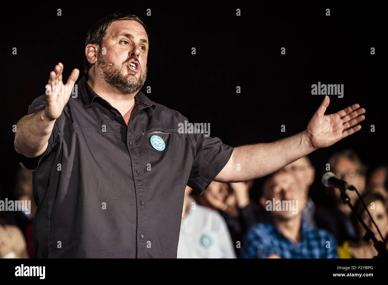 Barcelona, Catalonia, Spain. 25th Sep, 2015. ORIOL JUNQUERAS, president of the ERC party and number 5 of the pro-independence cross-party electoral list 'Junts pel Si' (Together for the yes) delivers a lively speech to thousands of supporters during the final party of the 2015 Catalan election campaign in Barcelona. Credit:  Matthias Oesterle/ZUMA Wire/Alamy Live News Stock Photo