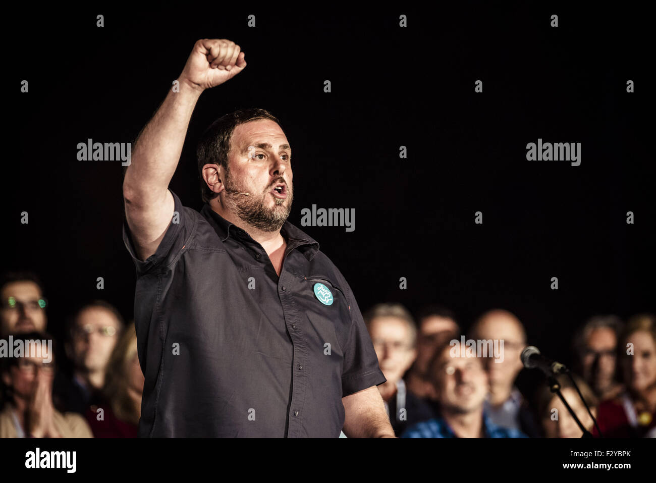 Barcelona, Catalonia, Spain. 25th Sep, 2015. ORIOL JUNQUERAS, president of the ERC party and number 5 of the pro-independence cross-party electoral list 'Junts pel Si' (Together for the yes) delivers a lively speech to thousands of supporters during the final party of the 2015 Catalan election campaign in Barcelona. Credit:  Matthias Oesterle/ZUMA Wire/Alamy Live News Stock Photo