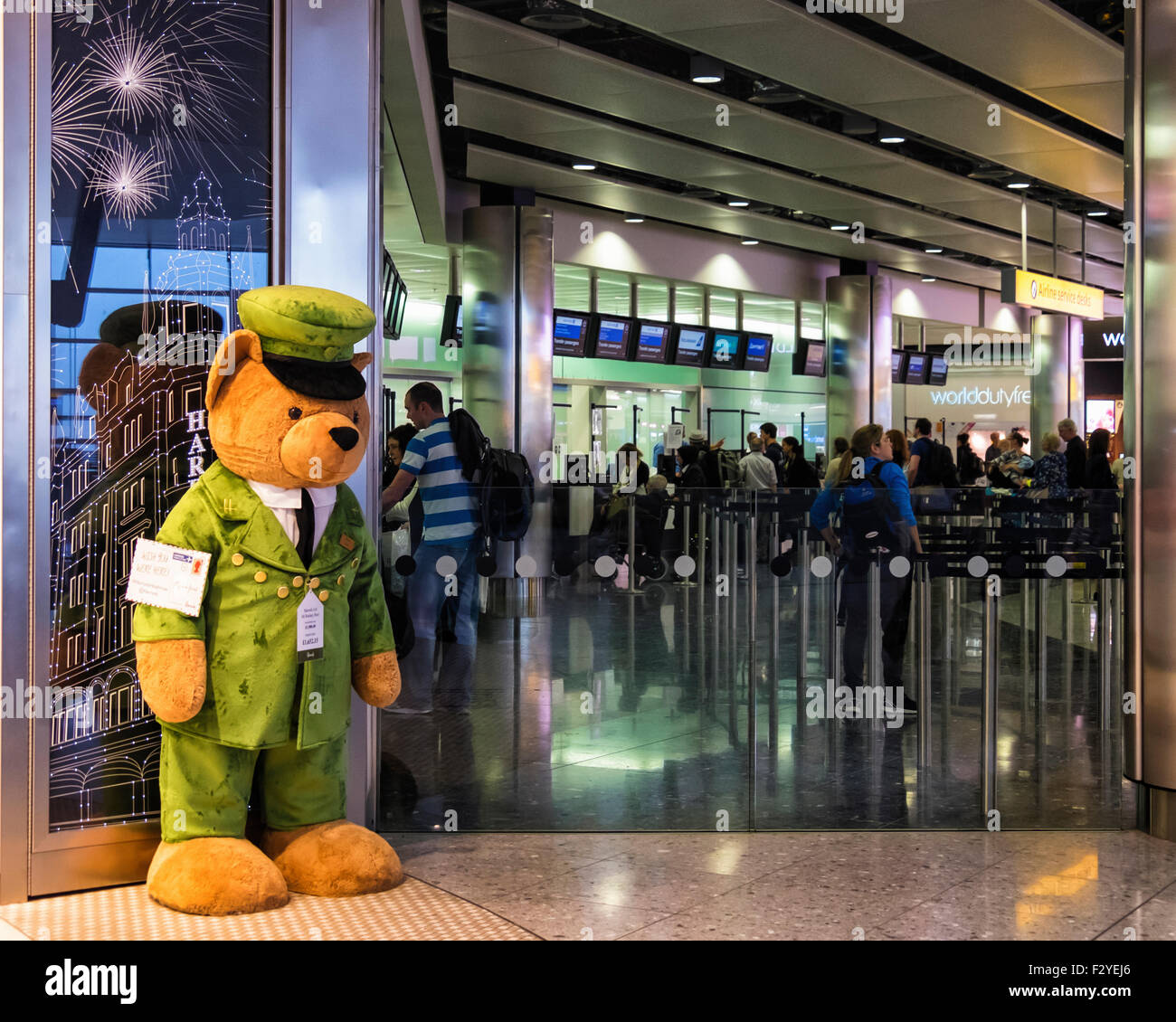 London Heathrow Airport Terminal 2, Queen Elizabeth Terminal T2, Giant