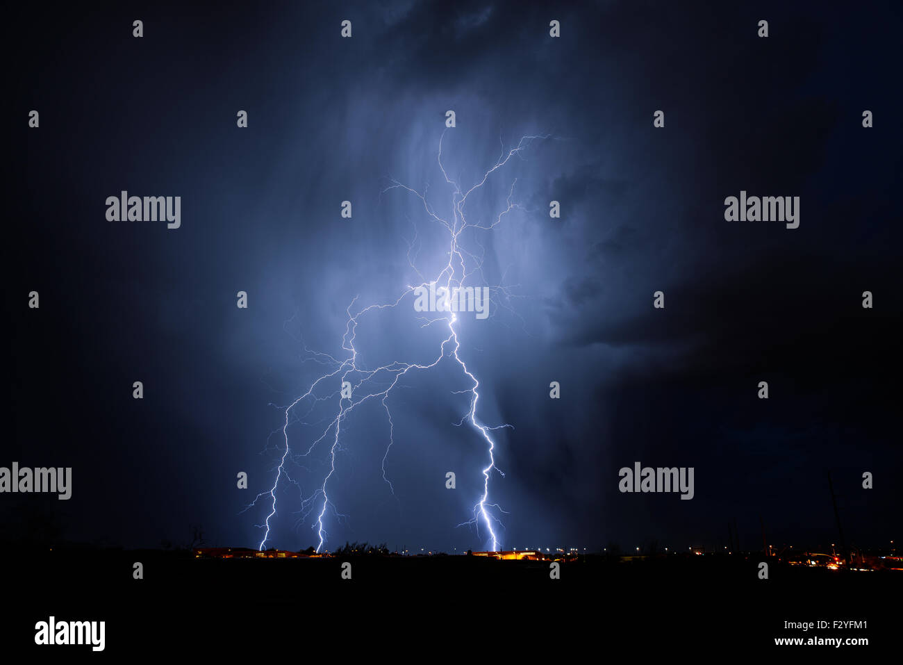 Thunder and lightning over arizona hi-res stock photography and images ...