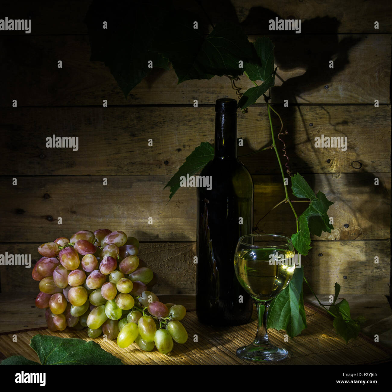 Still life with wine, vine and bunch of grapes Stock Photo - Alamy
