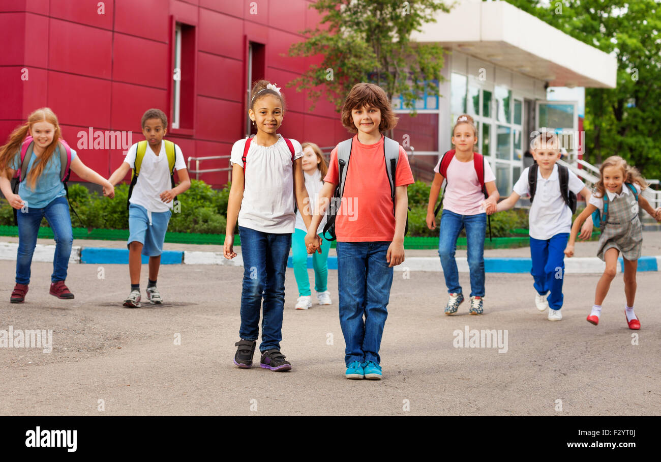 Девочка ходит в школу. Девочка идет в школу. Дети идут в школу. Идти в школу в другом городе. Идти в школу в другом городе.
