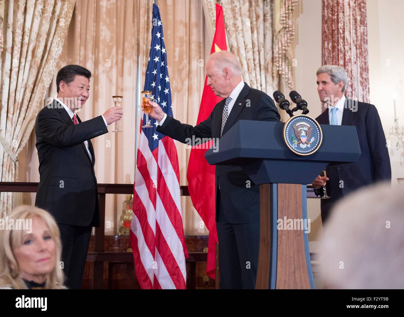 Washington DC, USA. 25th Sep, 2015.  U.S. Vice President Joe Biden raises his glass to toast Chinese President Xi Jinping at a State Luncheon in the Chinese President's honor as Secretary of State John Kerry look on at the Department of State September 25, 2015 in Washington, DC. Stock Photo