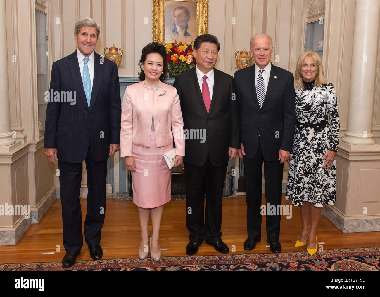 Washington DC, USA. 25th Sep, 2015.  U.S. Vice President Joe Biden and Dr. Jill Biden stand with Chinese President Xi Jinping, his wife Peng Liyuan, and Secretary of State John Kerry before a State Luncheon in the Chinese President's honor at the Department of State September 25, 2015 in Washington, DC. Stock Photo