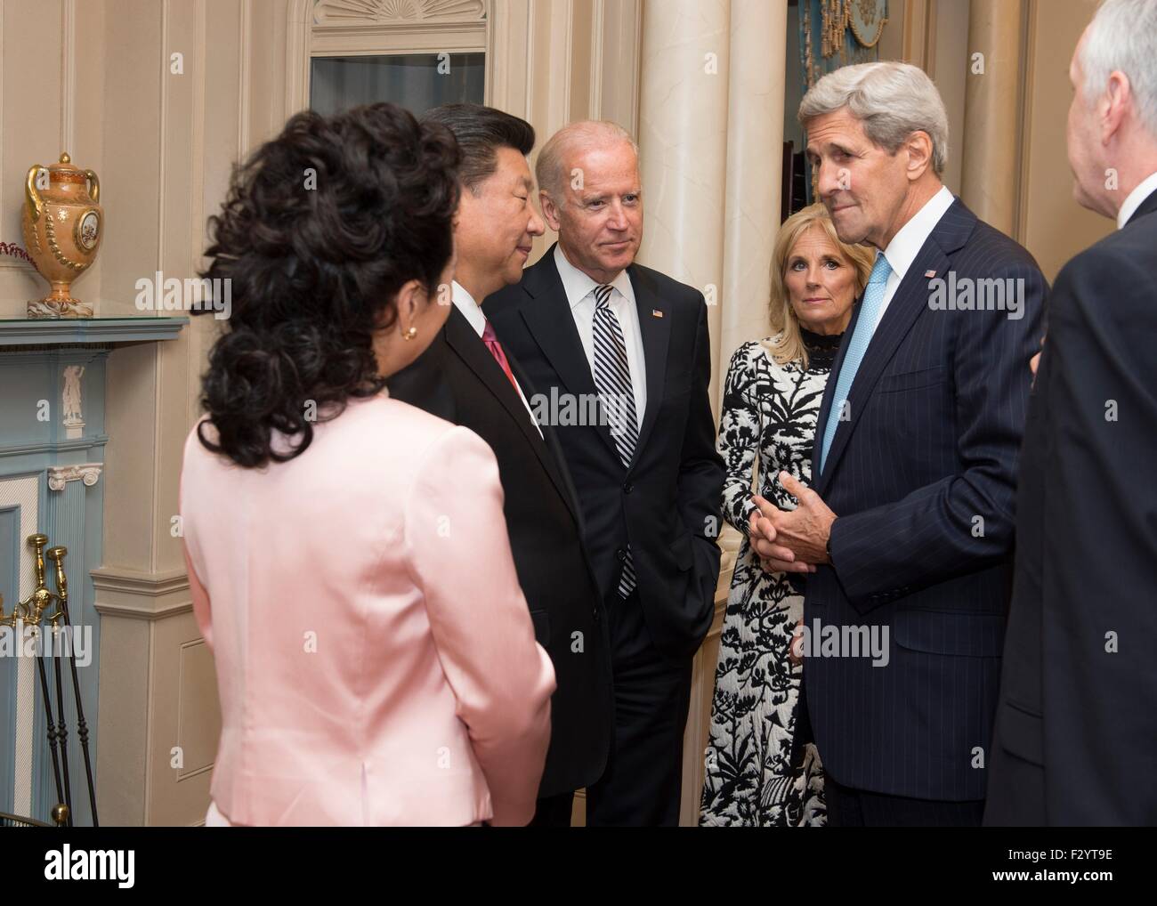 Washington DC, USA. 25th Sep, 2015. U.S. Vice President Joe Biden and Secretary of State John Kerry talk with Chinese President Xi Jinping as Dr. Jill Biden and Peng Liyuan look on at a State Luncheon in the Chinese President's honor at the Department of State September 25, 2015 in Washington, DC. Stock Photo