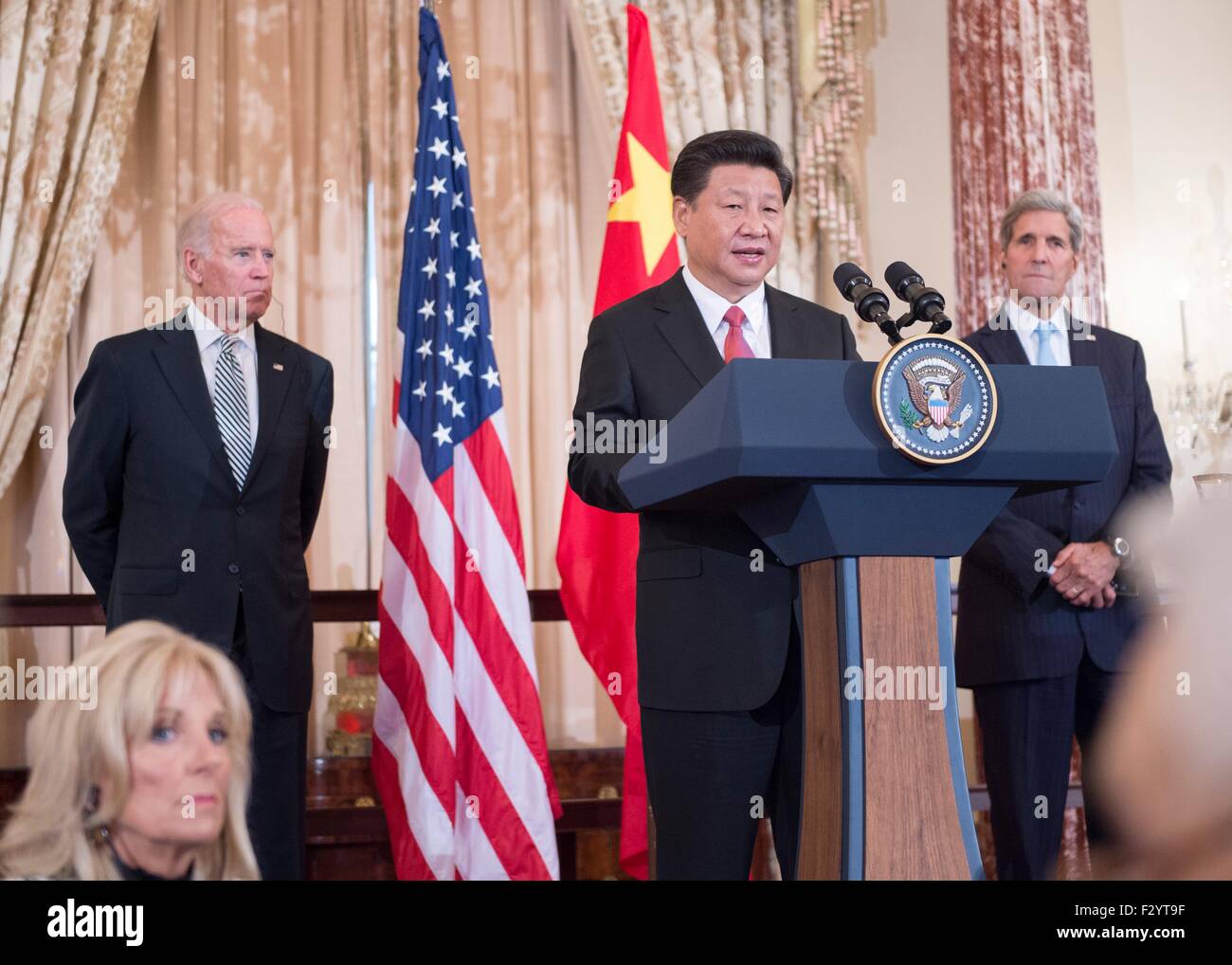 Washington DC, USA. 25th Sep, 2015.  Chinese President Xi Jinping delivers remarks as U.S. Vice President Joe Biden and Secretary of State John Kerry look on at a State Luncheon in the Chinese President's honor at the Department of State September 25, 2015 in Washington, DC. Stock Photo