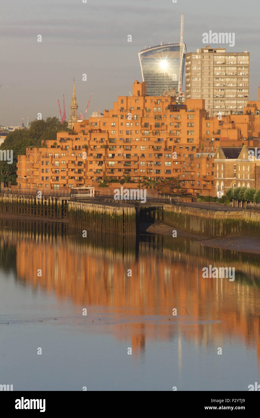 London, UK. 26th September 2015. Sunrise over Docklands, and iconic ...