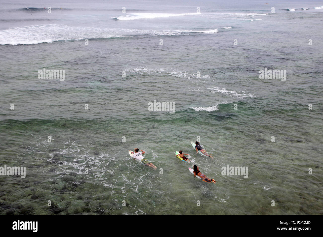 Siargao Island, Philippines. 26th Sep, 2015. Tourists surf in Siargao Island, the Philippines, Sept. 26, 2015. The presidential palace Malacanang said Friday that the Philippines is still generally safe after travel advisories were issued by foreign countries following last Monday's kidnapping at an island-resort in Davao del Norte. © Rouelle Umali/Xinhua/Alamy Live News Stock Photo
