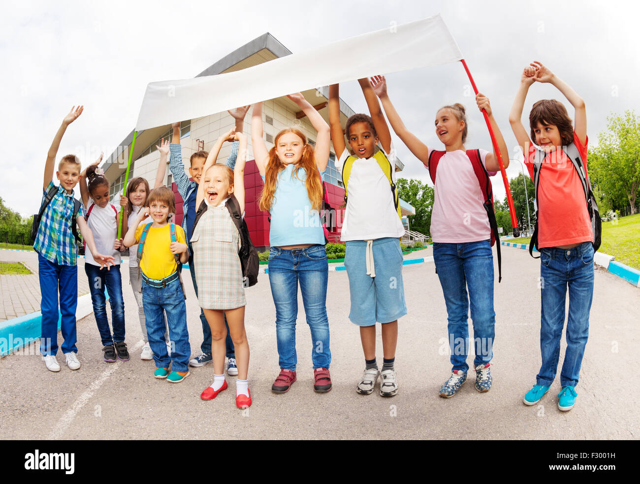 Elementary children holding hands hi-res stock photography and images ...